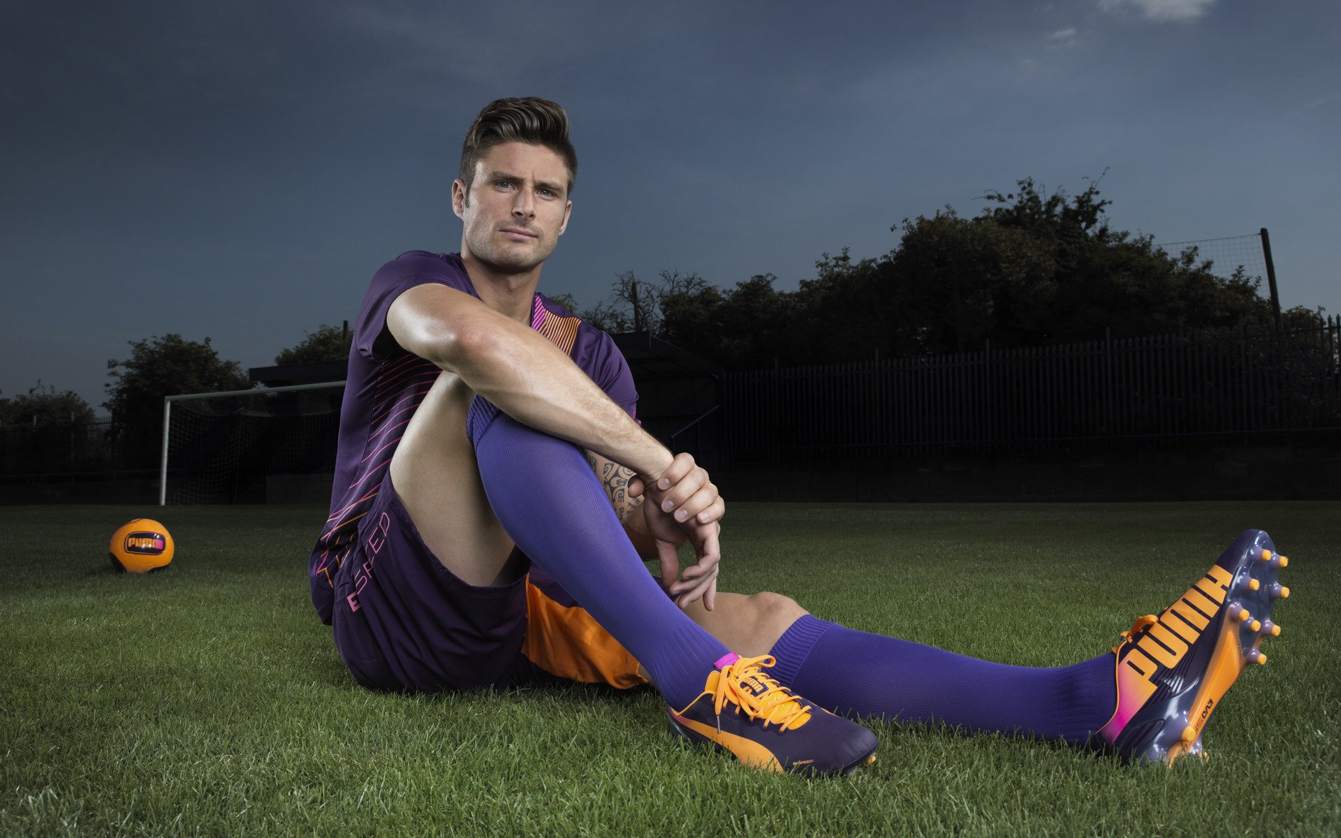 哈兰德连续4场主场梅开二度，跻身英超历史前三，哈兰德德甲首秀